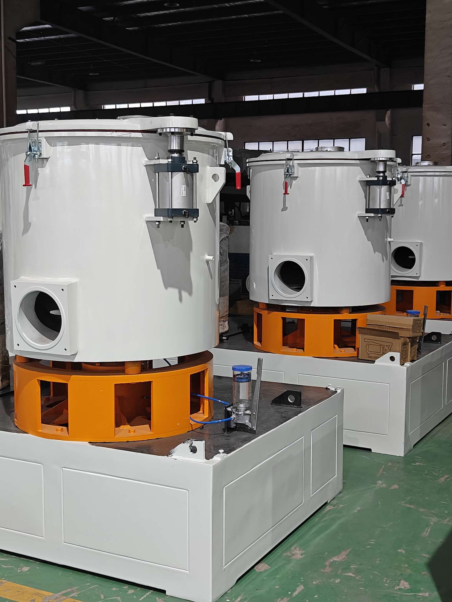 SRL-Z  立式混合机组 
SRL-W 卧式混合机组
热混
冷混
高速混合机
塑料混合机
PVC混