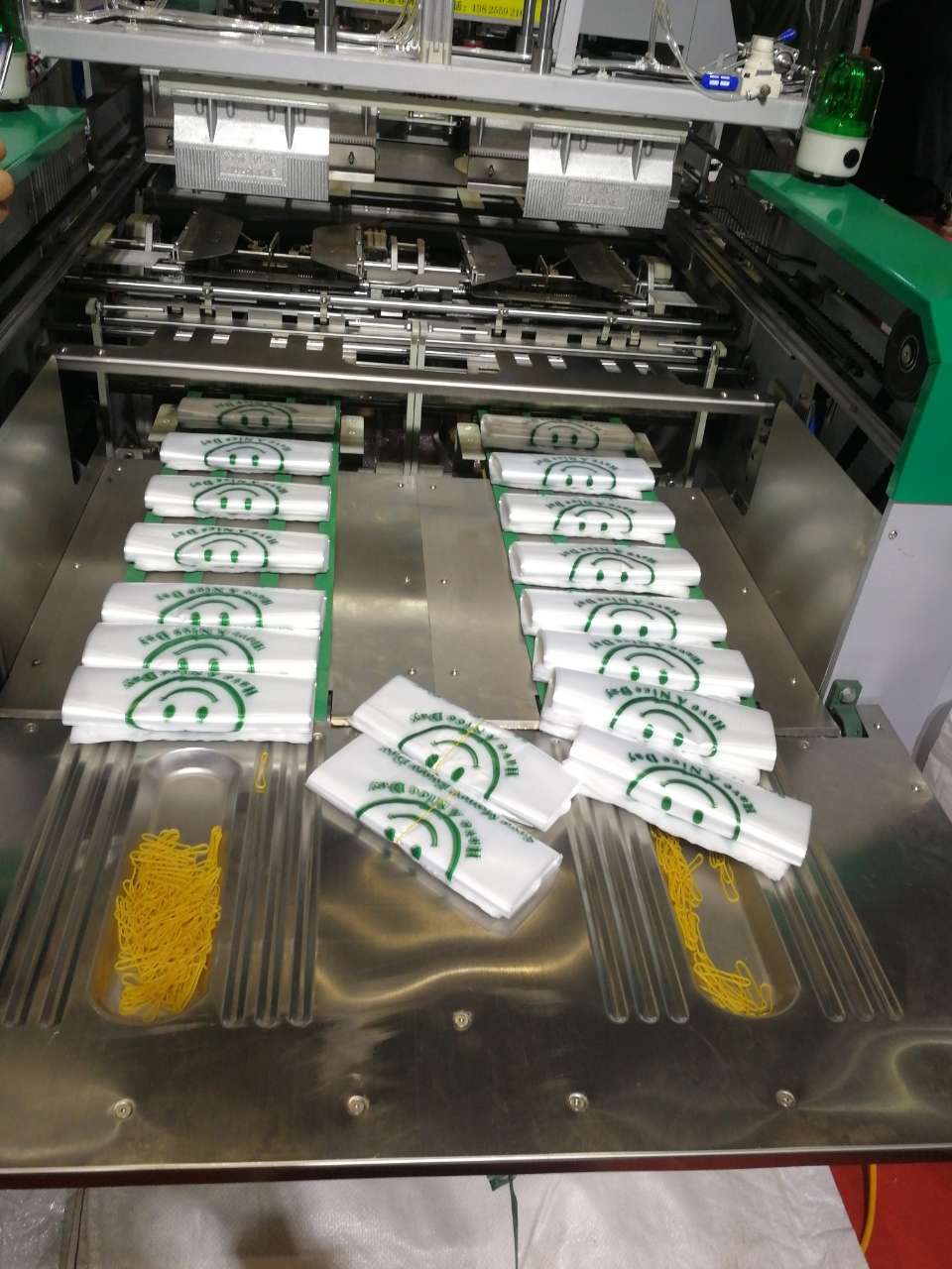 背心袋冷切制袋机